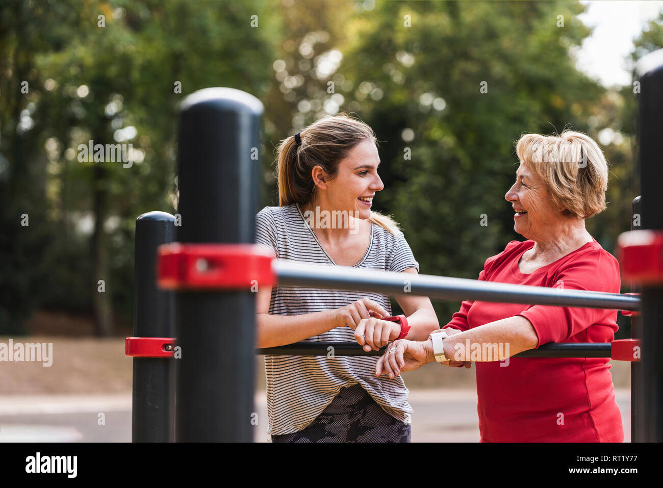 Nonna e nipote training su barre in un parco Foto Stock