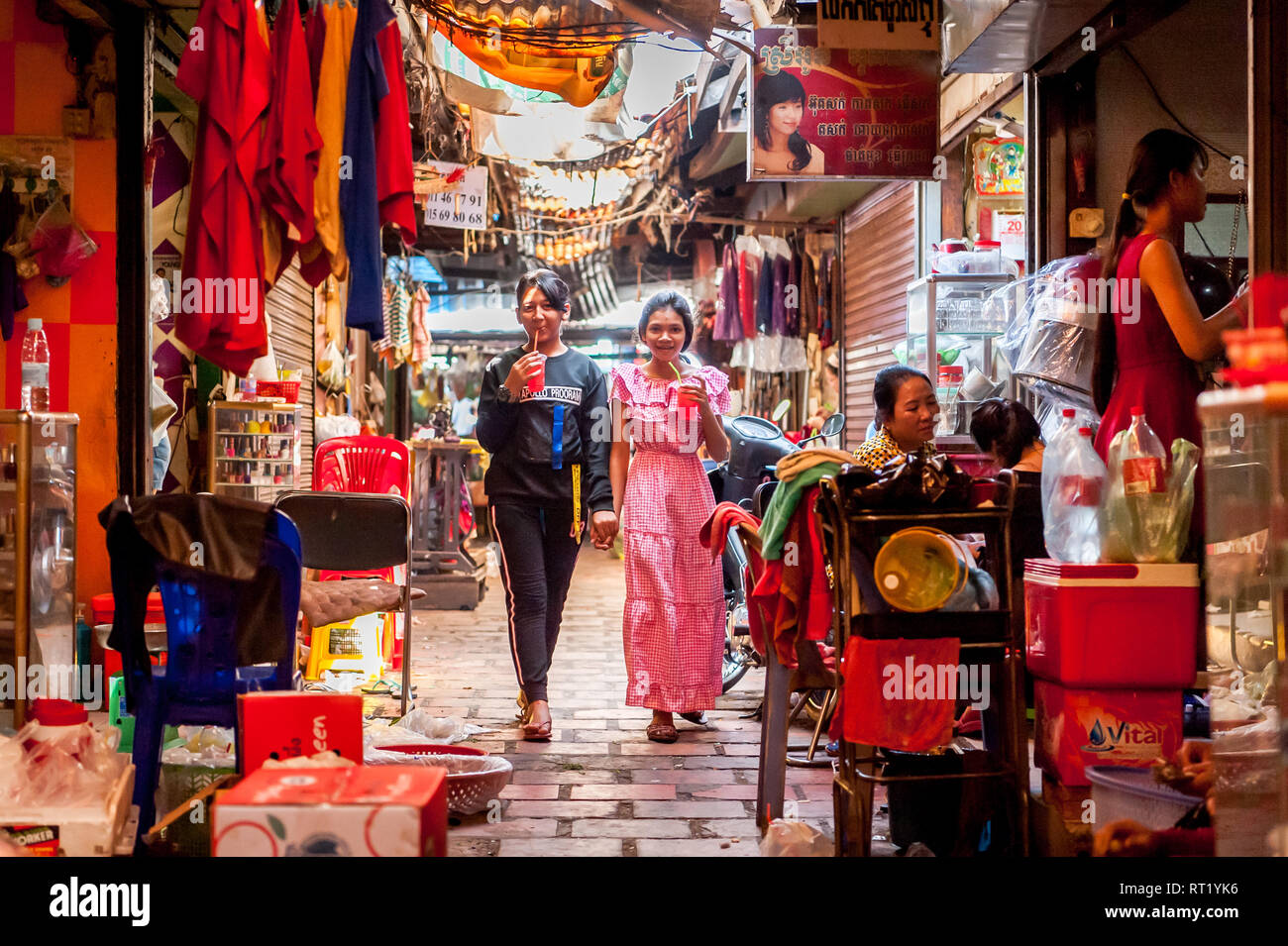 Scene da un mercato coperto in Phnom Penh Cambogia, Sud Est Asiatico.due giovani ragazze cambogiane vagare attraverso il occupato il mercato coperto di Phnom Penh. Foto Stock