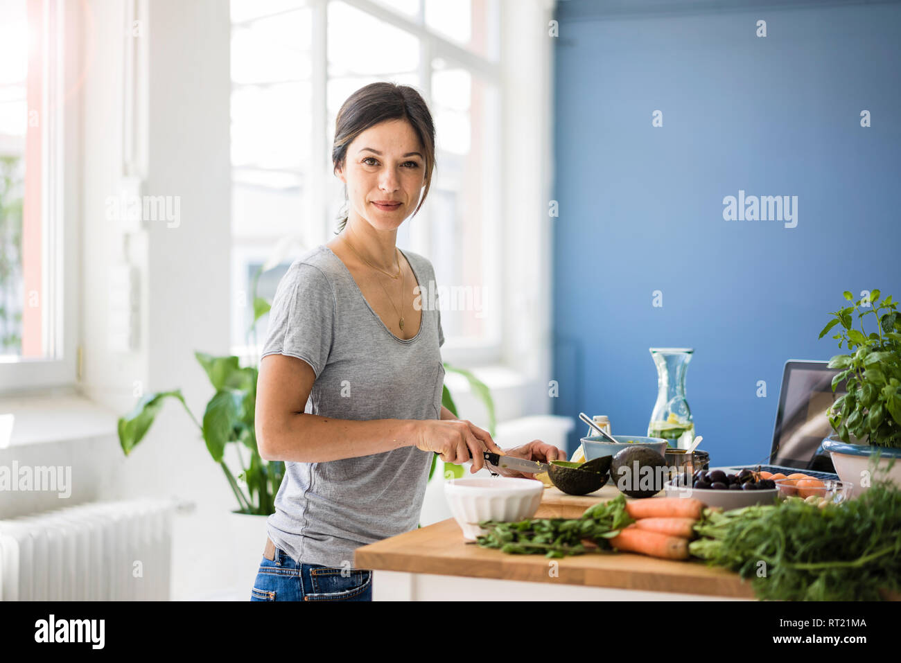 La donna la preparazione di un alimento sano nella sua cucina Foto Stock