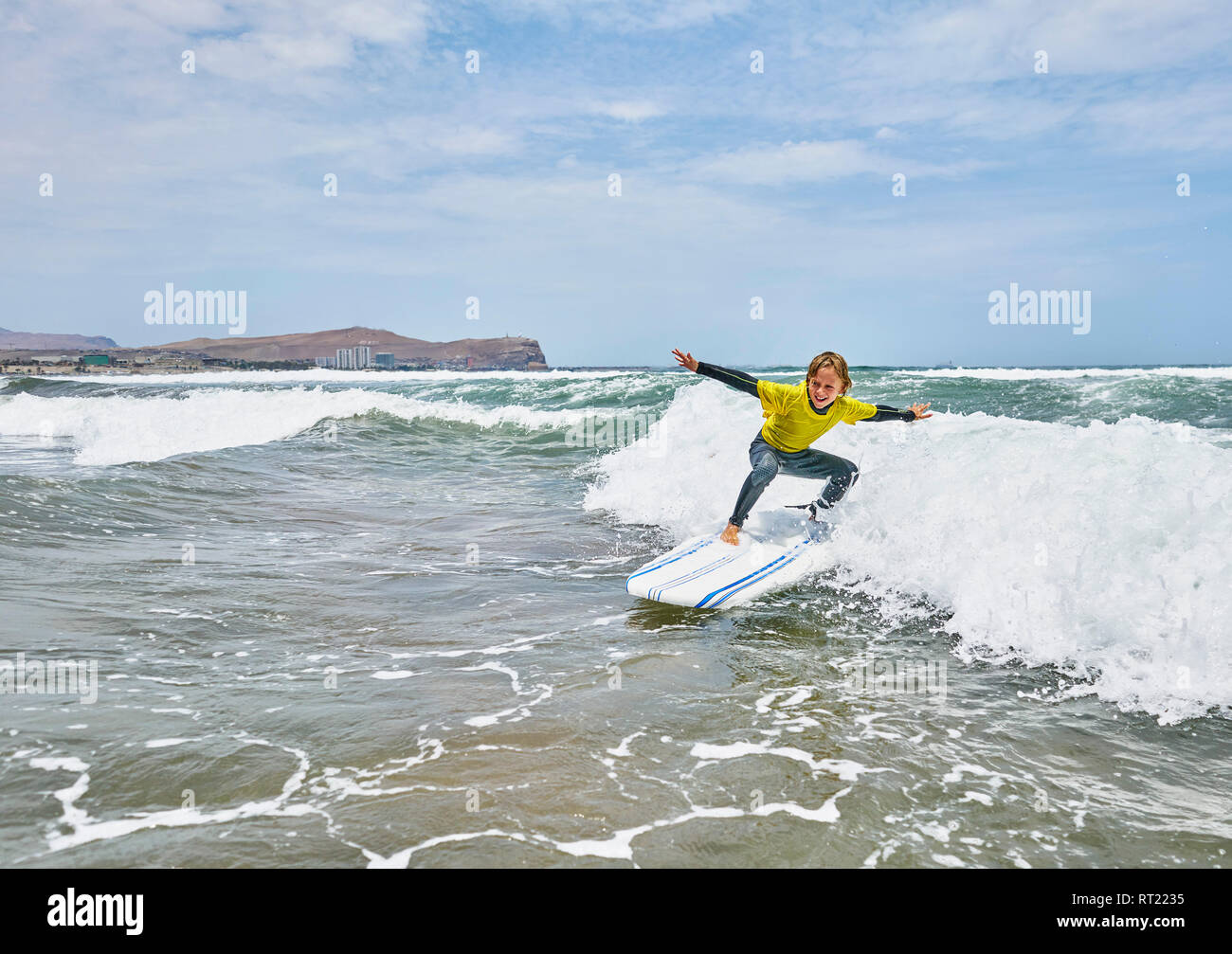 Il Cile, Arica, boy surf in mare Foto Stock