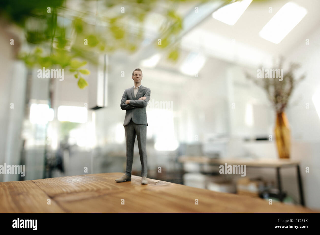 Imprenditore figurina in piedi sulla scrivania in ufficio moderno Foto Stock