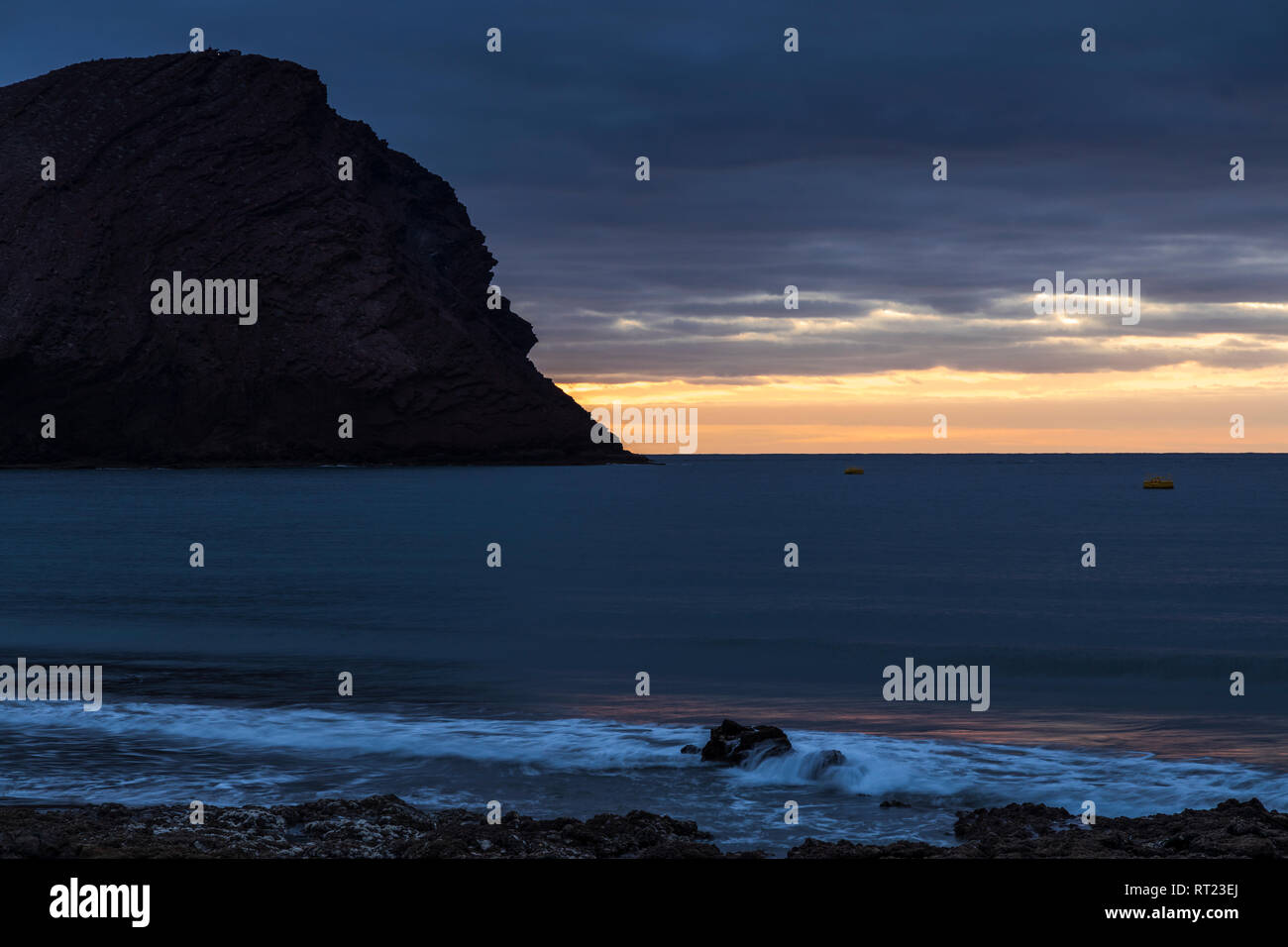 Alba dietro Montana Roja, Montagna Rossa, a Playa de Tejita all'alba sulla costa est di Tenerife, Isole Canarie, Spagna Foto Stock