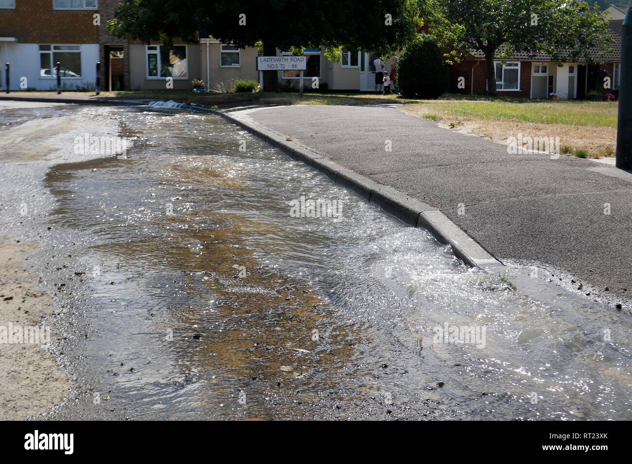 Una nuova perdita acqua allagando la strada a Ladysmith Road, Cheltenham. 23 Luglio 2018 Foto Stock