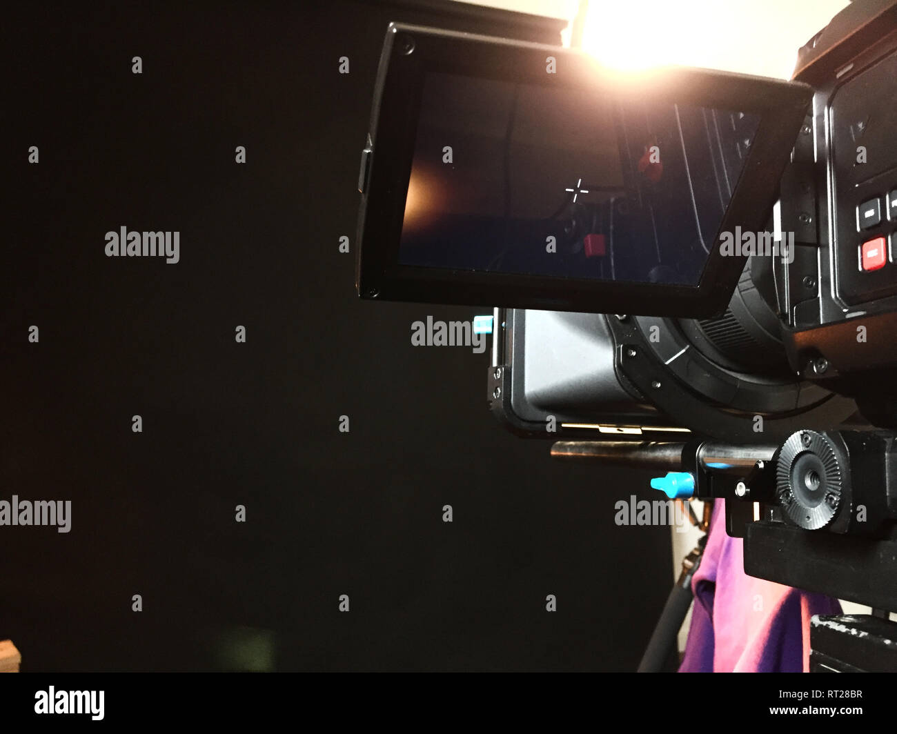 Telecamera digitale professionale su un treppiede durante le riprese, tv set Foto Stock
