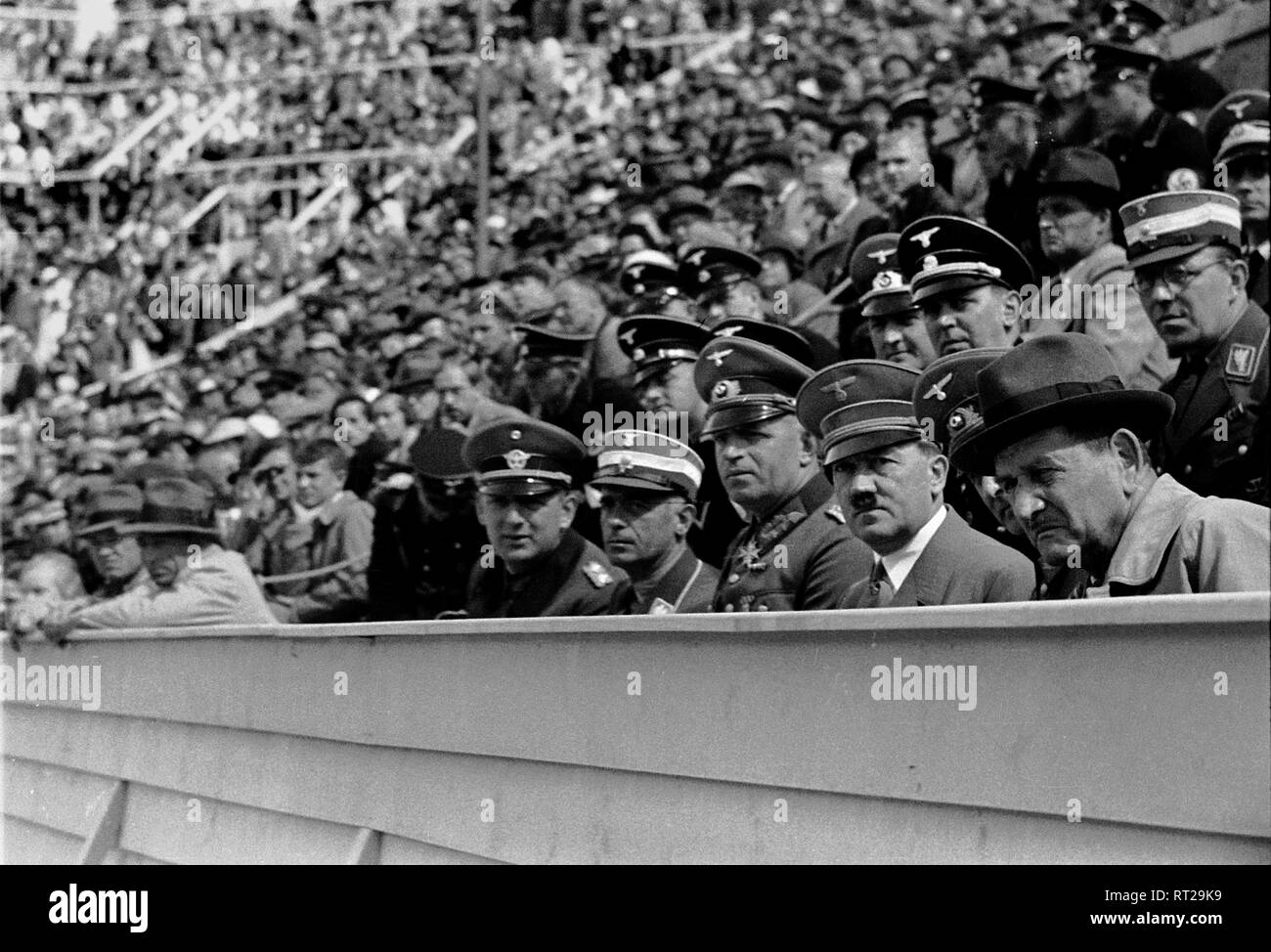 Olimpiadi di estate 1936 - Germania, il Terzo Reich - Giochi Olimpici, Olimpiadi di estate 1936 a Berlino. Reich Cancelliere Adolf Hitler durante le competizioni - tra gli spettatori. Data dell'immagine Agosto 1936. Foto Erich Andres Foto Stock