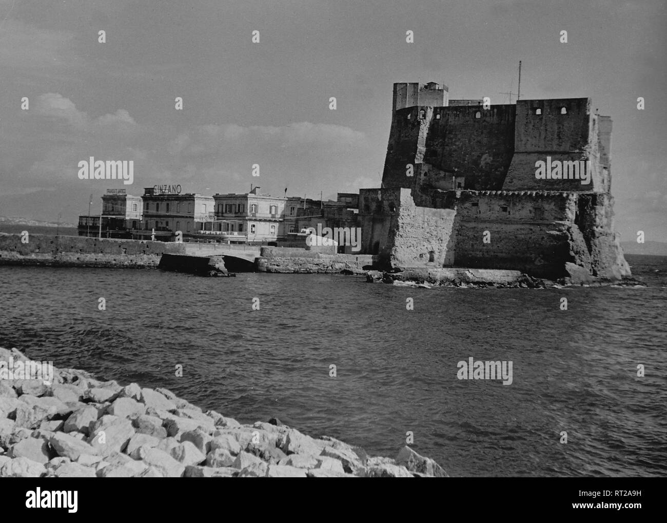 Viaggiare a Napoli - Italia negli anni cinquanta - Castel dell'Ovo oppure al Castello dell'Ovo sul golfo di Napoli. Data dell'immagine 1954. am Golf von Neapel, Italien. Foto Erich Andres Foto Stock