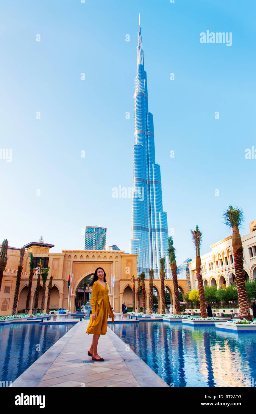 Turista femminile nella parte anteriore del segno distintivo di Dubai, Emirati Arabi Uniti Foto Stock