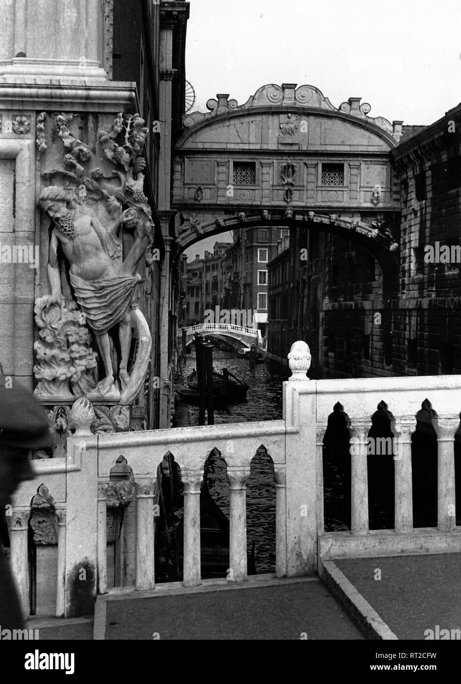 Viaggiare a Venezia - Italia negli anni cinquanta - la vista del Ponte dei Sospiri - Ponte dei Sospiri, passa sopra il palazzo di fiume (Rio di Palazzo) per collegare il vecchio carcere di Venezia. Die Seufzerbrücke in Venedig, ITALIEN. Immagine presa nel 1954 da Erich Andres Foto Stock