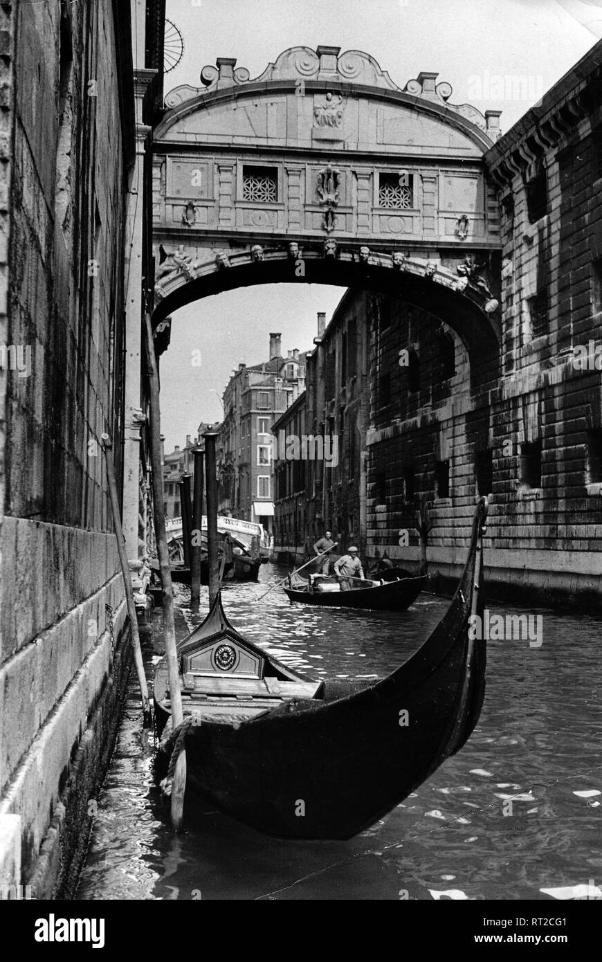 Viaggiare in Italia - Italia negli anni cinquanta - vista verso il leggendario Ponte dei Sospiri - Ponte dei Sospiri, passa sopra il palazzo di fiume (Rio di Palazzo) e collega il vecchio carcere di Venezia. Foto scattata nel 1954 da Erich Andres Foto Stock