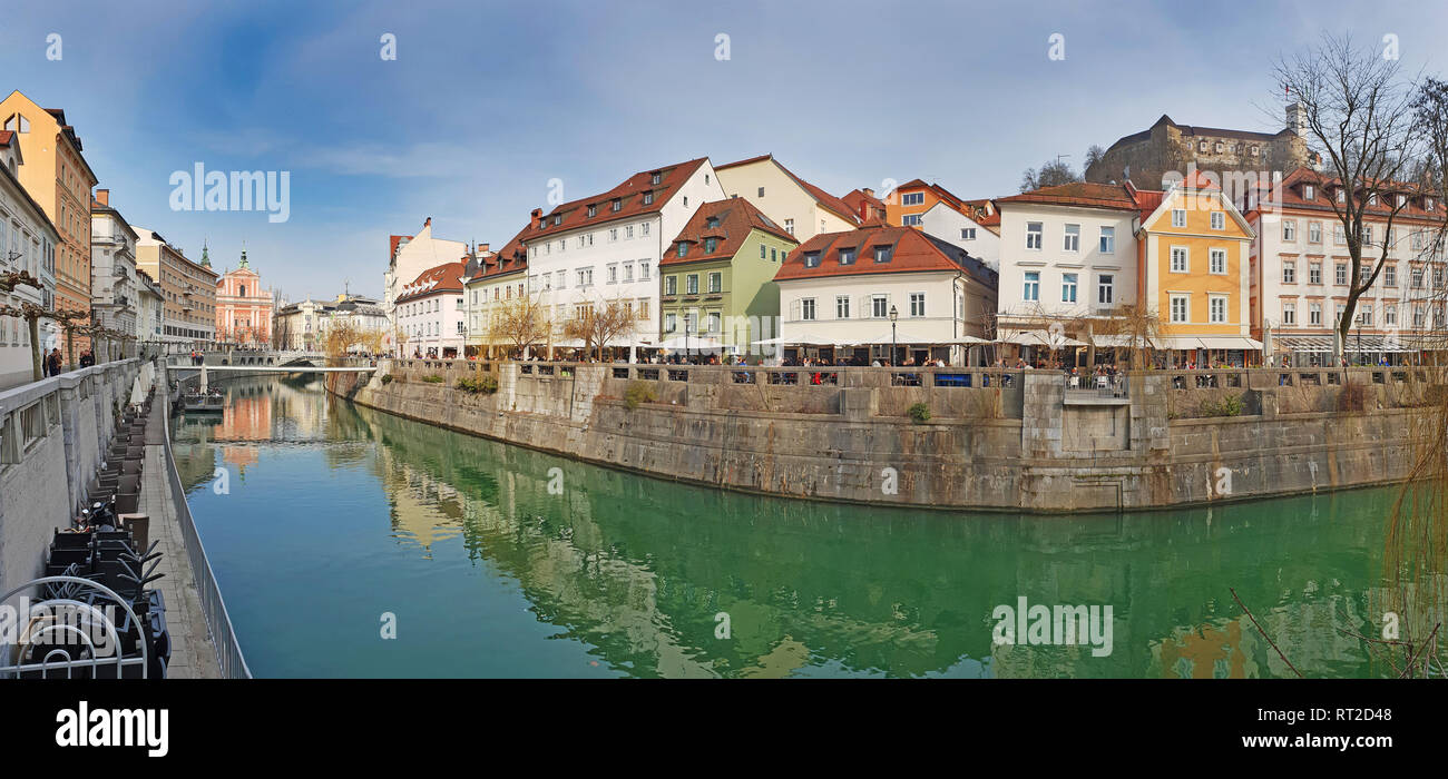 Vista panoramica sul fiume Ljubljanica canal di Lubiana in old town. Lubiana è la capitale della Slovenia e la famosa destinazione turistica della Slovenia Foto Stock