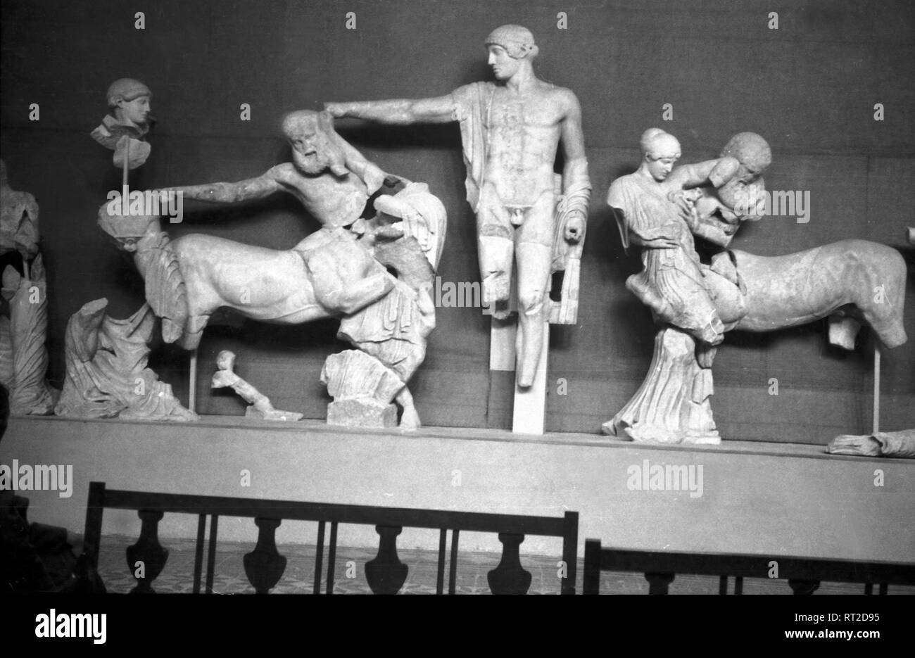 Griechenland, Grecia - Figurengruppe im Museum der Stadt Olympia in Griechenland, 1950er Jahre. Gruppo di scultura presso il museo in Olympia, Grecia, 1950s. Foto Stock