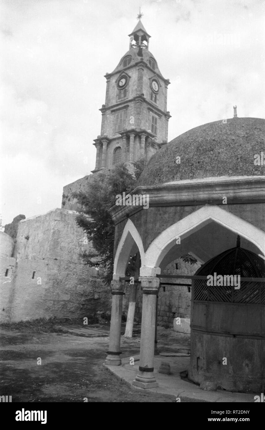 Griechenland, Grecia - Ein Kirchturm und der Innenhof, einer Kirche auf Delos, Griechenland, 1950er Jahre. Un campanile e la courtyrad di una chiesa di Delos, Grecia, 1950s. Foto Stock