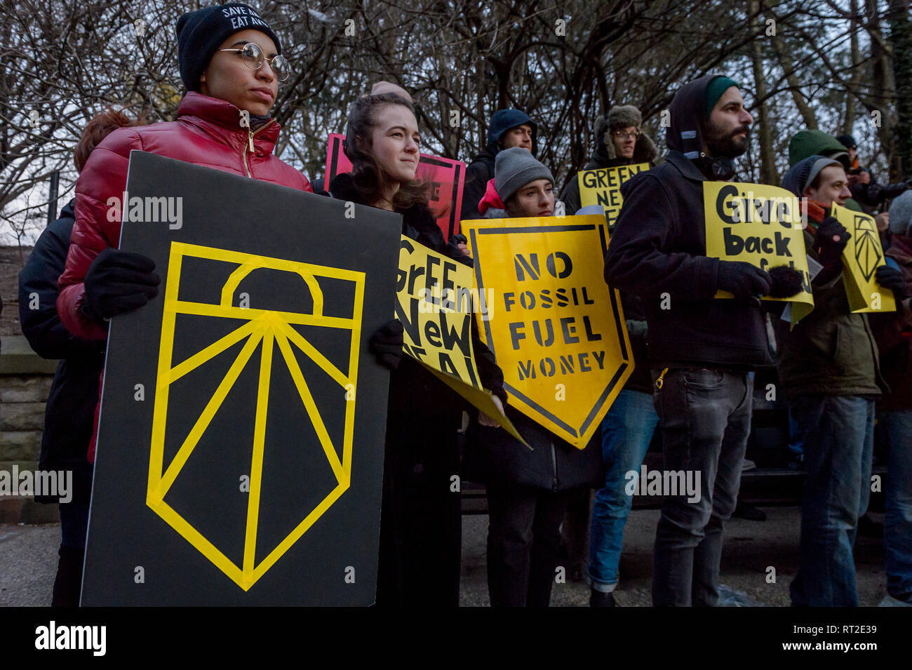 New York, Stati Uniti. 26 Febbraio, 2019. Più di un centinaio di Newyorkesi affiliata con Sunrise Movimento riuniti in Brooklyn nel febbraio 26, 2019 a mettere la pressione sul Senato leader della minoranza Chuck Schumer per unire il senatore Gillibrand in co-sponsor il New Deal Verde di risoluzione e unire i democratici contro Mitch McConnell di tattiche di divisione. Credito: Erik McGregor/Pacific Press/Alamy Live News Foto Stock