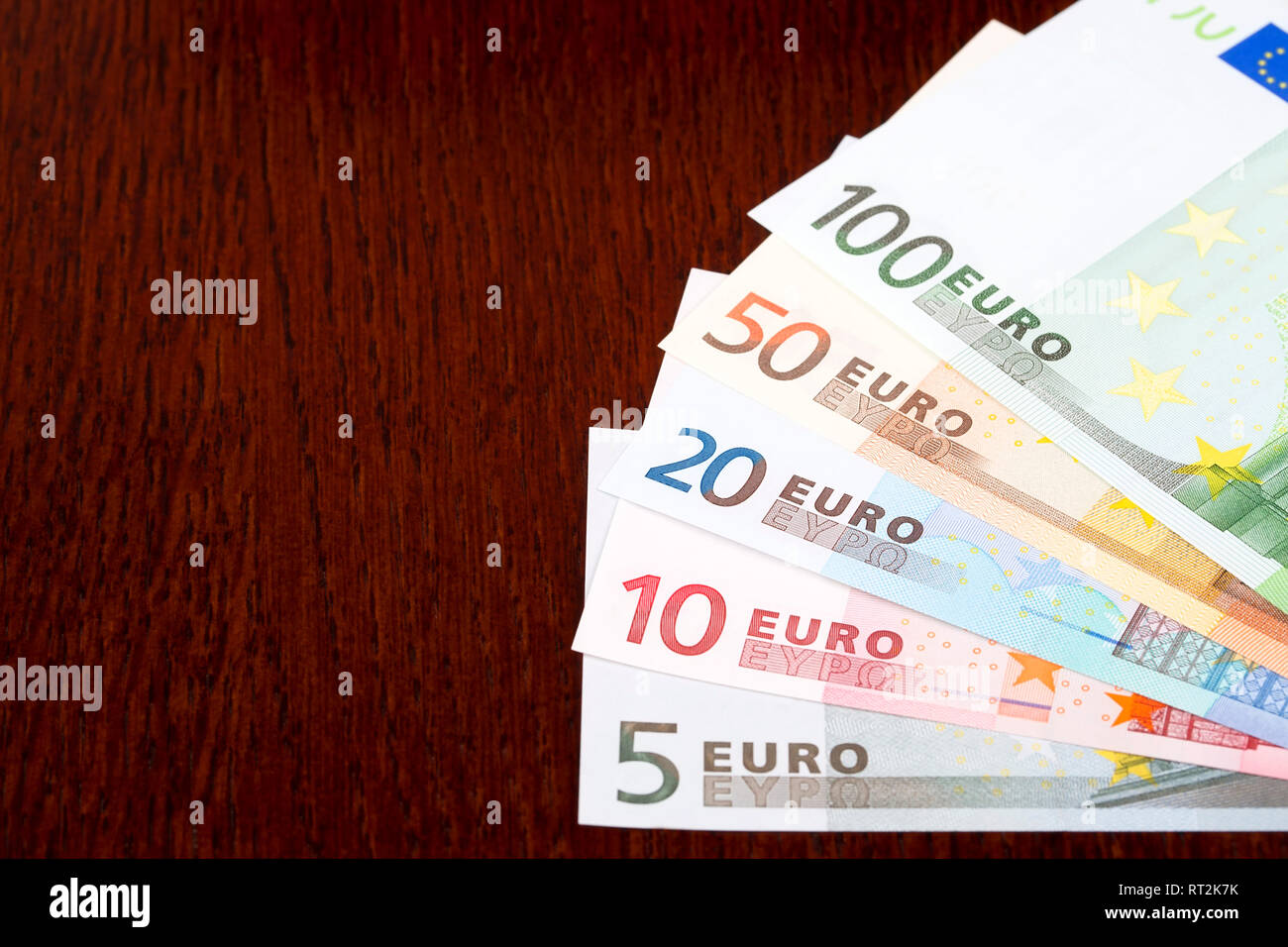 Il denaro europeo su uno sfondo di legno Foto Stock