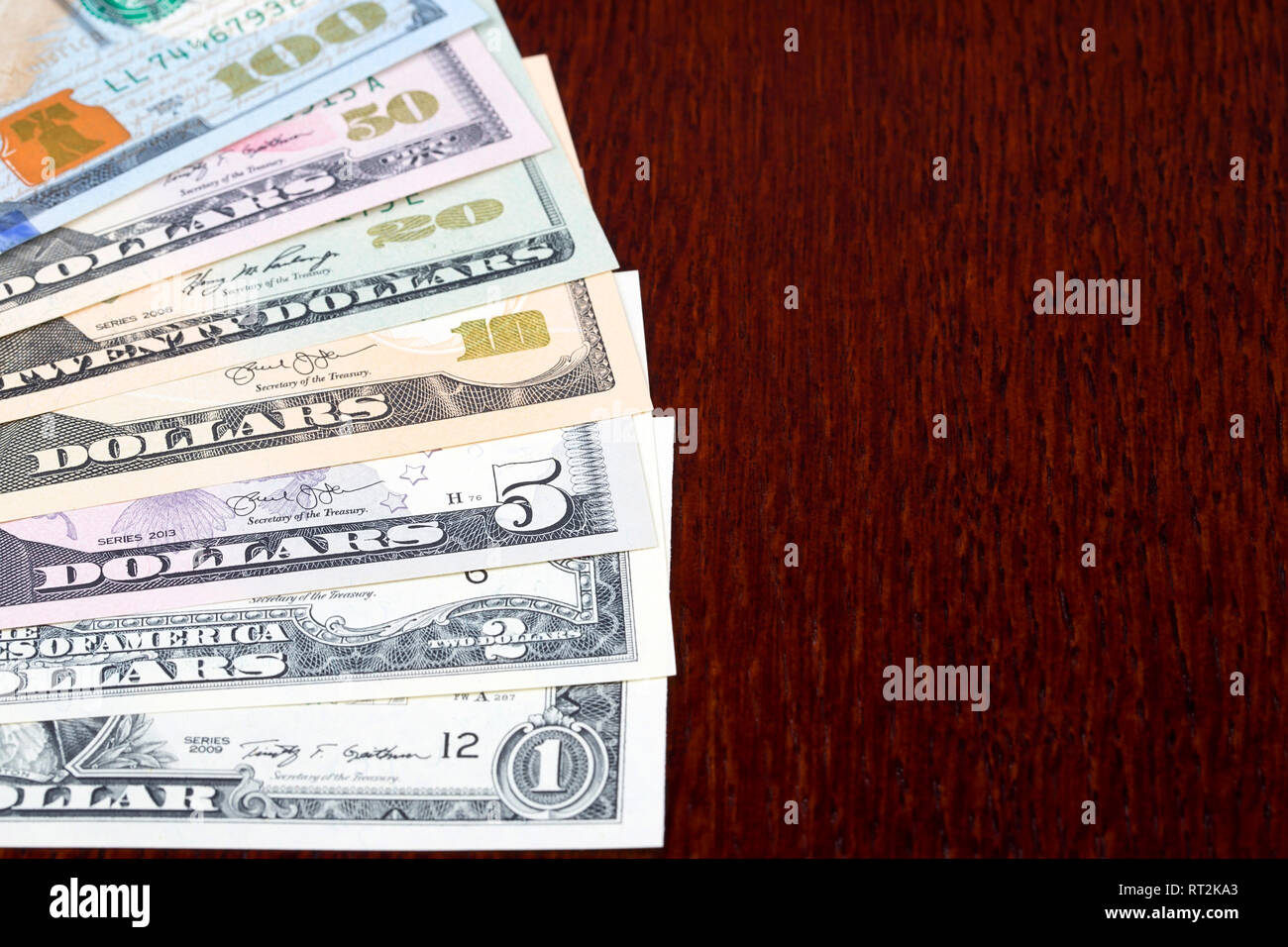 Dollari americani su un sfondo di legno Foto Stock