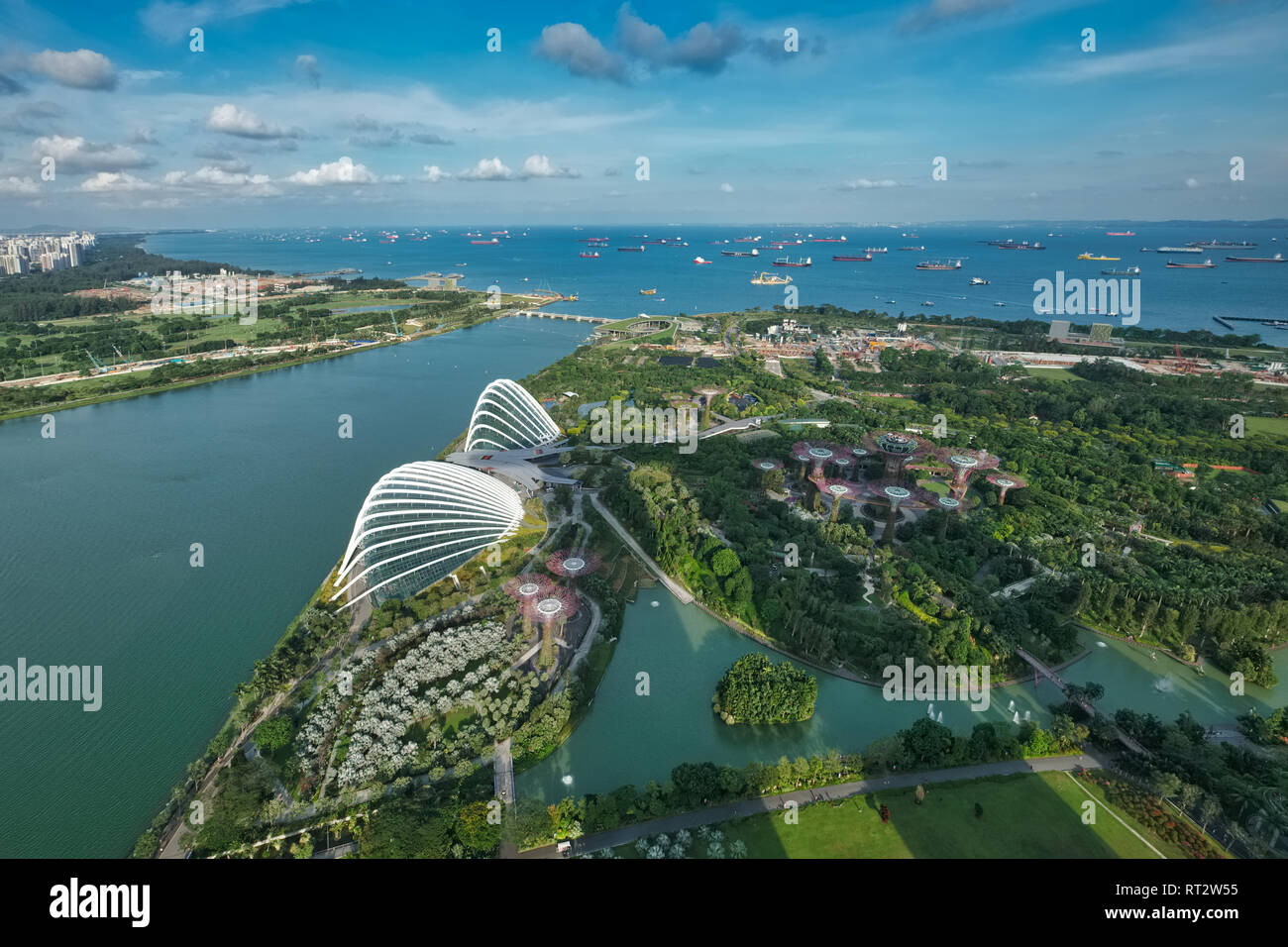 Vista da Skypark di Marina Bay Sands Hotel. Singapore, oltre il Fiume Singapore, Giardini da la baia e il mare in direzione dell Indonesia Foto Stock