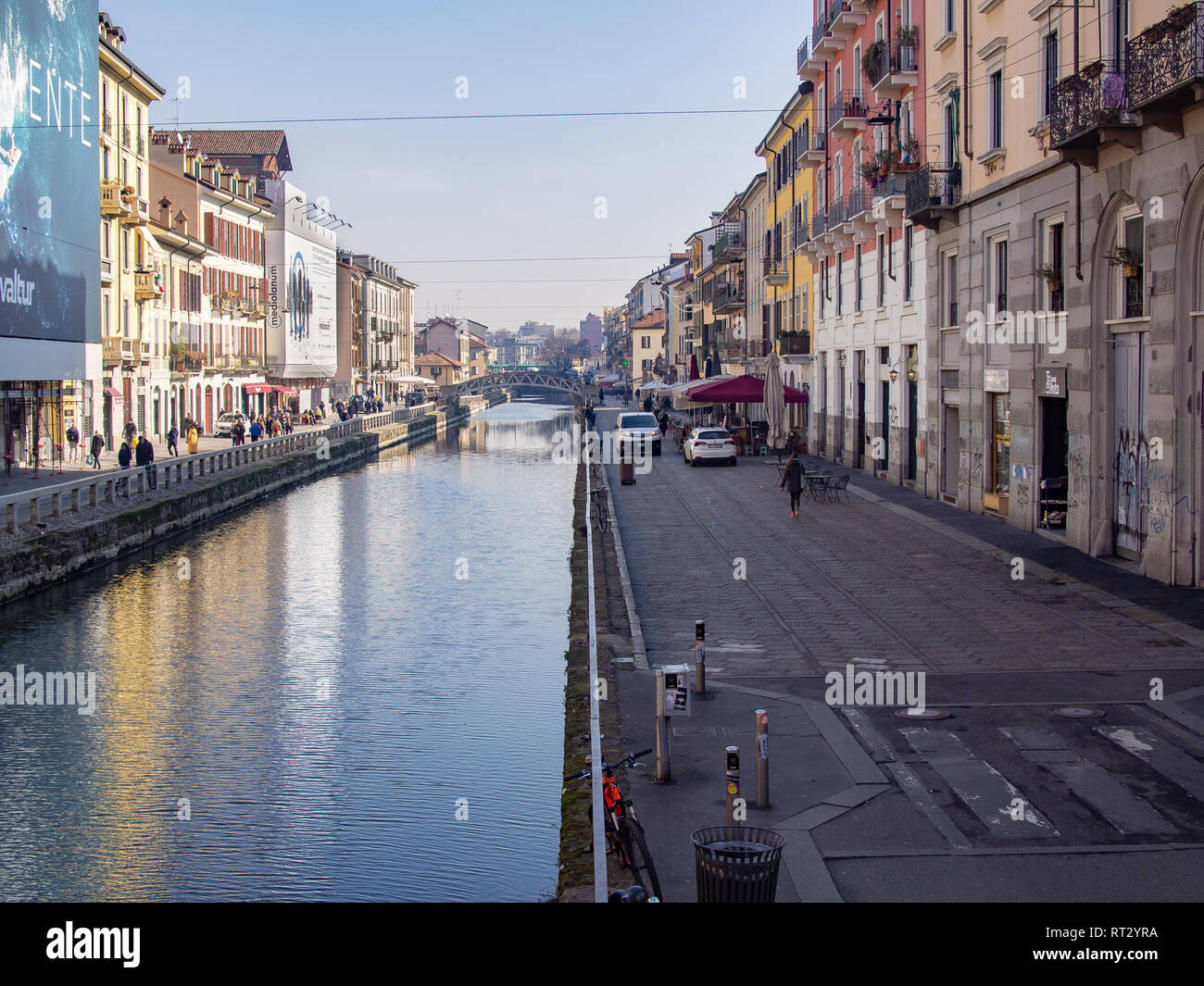 Milano, Italia-febbraio 15, 2019: Naviglio Grande canal e architettura accanto ad essa nella giornata di sole Foto Stock