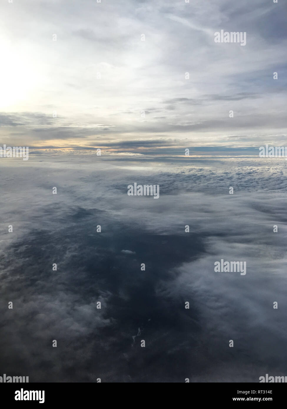 Un' antenna vista dall'aereo battenti alto sopra della terra. Uno sguardo dal piano della finestra. Foto Stock