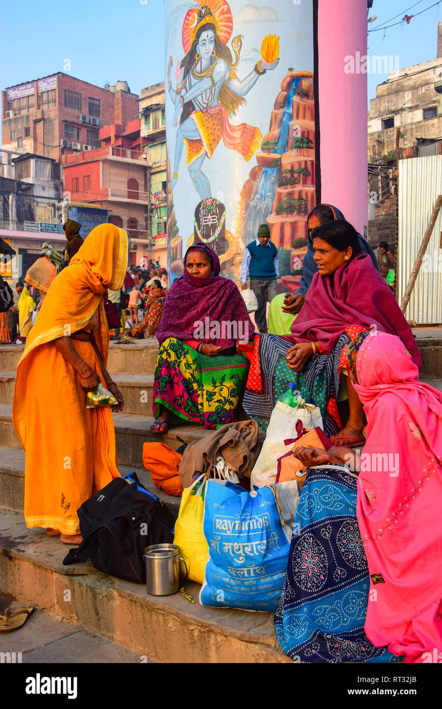 Indian Ladies, Ghats, Varanasi, India Foto Stock