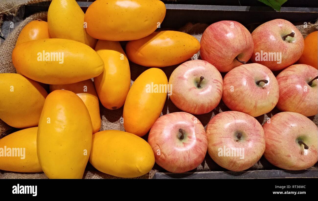 La papaia e apple, frutta tropicale in sezione trasversale Foto Stock