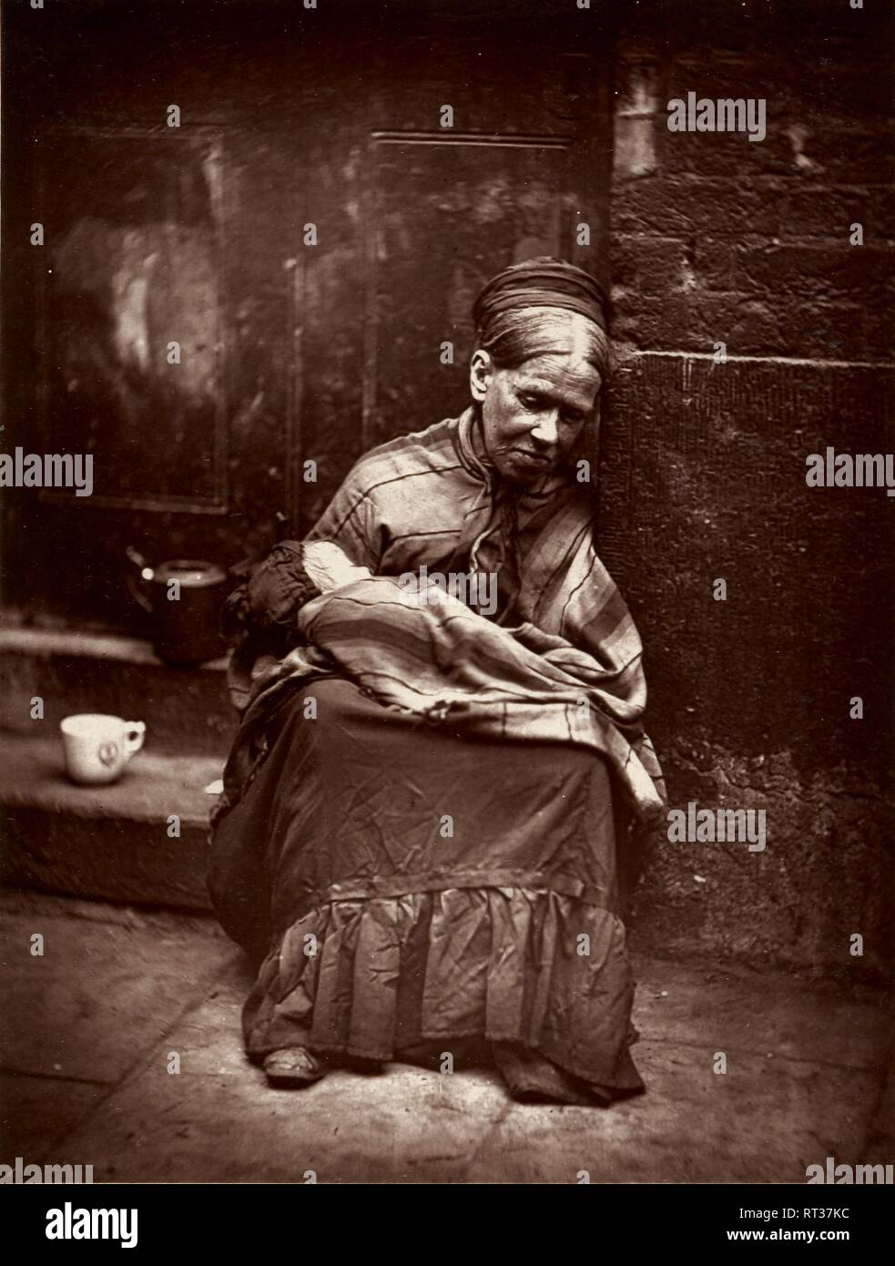Il 'Cingolati". Una donna indigenti. Gli incidenti della strada. Londra, 1881. Woodburytypes. Fonte: RB.23.b.6198 piastra 15. Autore: THOMSON, John. Foto Stock