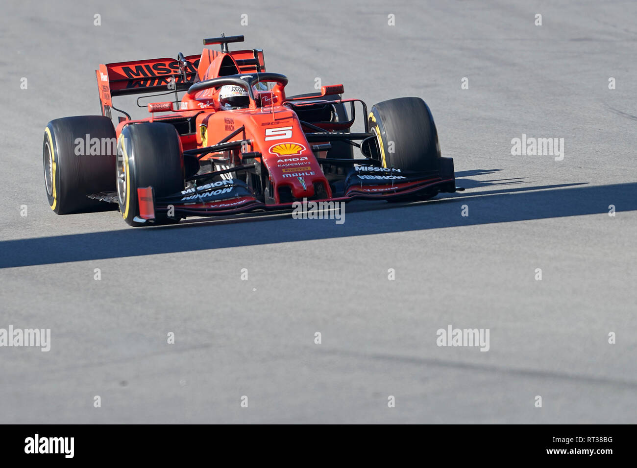 Sebastian Vettel (Scuderia Ferrari missione vagli) SF90 auto, visto in azione durante i test invernali giorni presso il Circuit de Catalunya a Montmelò (Catalogna). Foto Stock