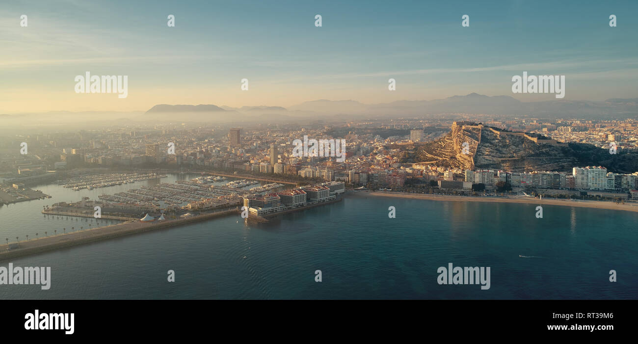 Fotografia aerea punto di vista drone Alicante paesaggio urbano sopra panorama principale punto di riferimento nel centro della città Santa Barbara castello sul Monte Benacantil Spagna Foto Stock