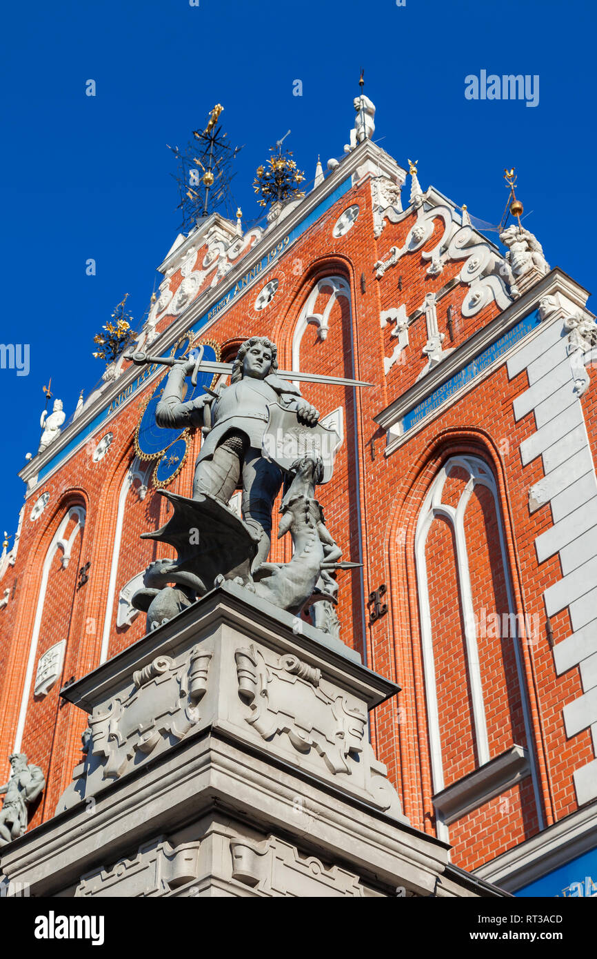 La scultura di San Giorgio sulla facciata della Casa delle Teste Nere sulla piazza del Municipio in Riga, Lettonia. Foto Stock