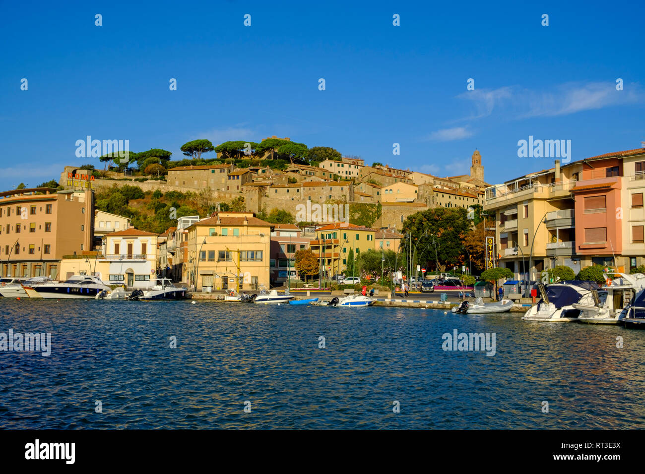 L'Italia, Toscana, Castiglione della Pescaia, la città vecchia e il porto Foto Stock