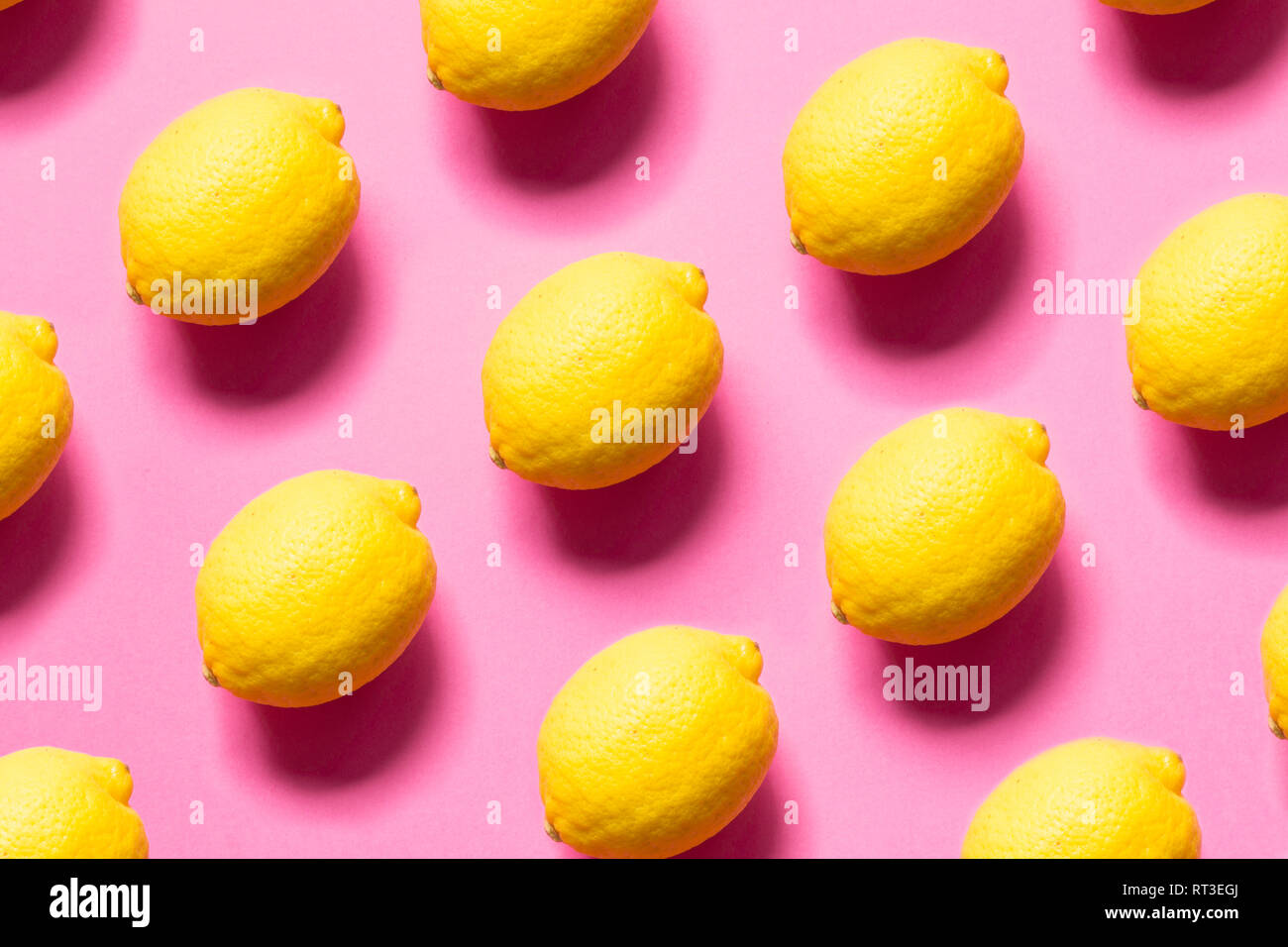 Limoni giallo su sfondo rosa Foto Stock