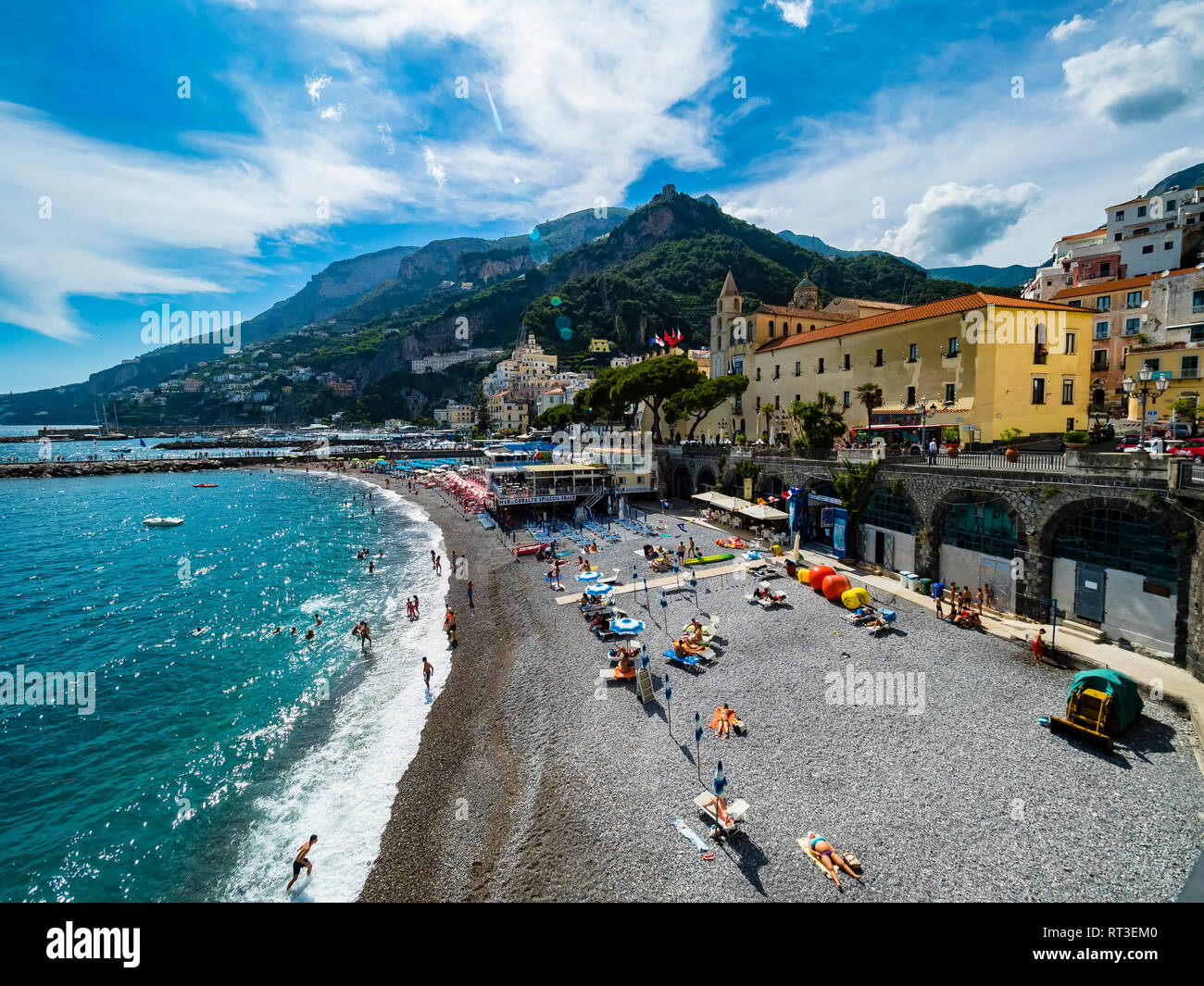 L'Italia, Amalfi, vista la storica città vecchia con spiaggia in primo piano Foto Stock