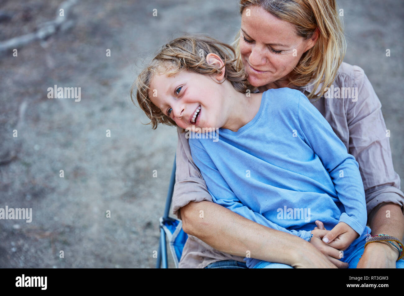 Ritratto di felice madre con figlio all'aperto Foto Stock