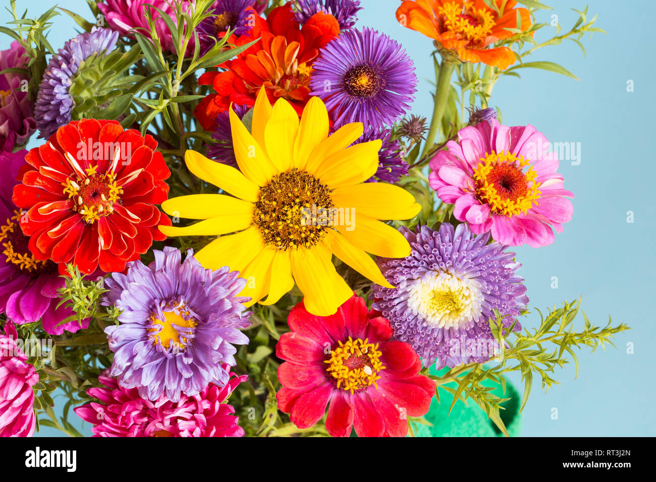 Bouquet di fiori colorati e sfondo Foto Stock
