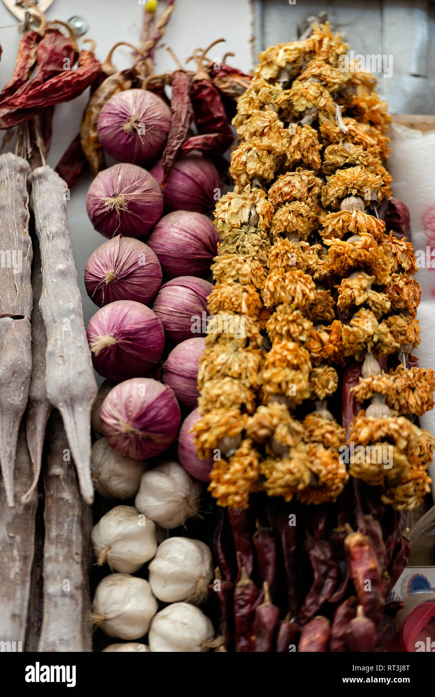 La Georgia, Tbilisi, il centro città di mercato. Cipolla e aglio trecce. Foto Stock