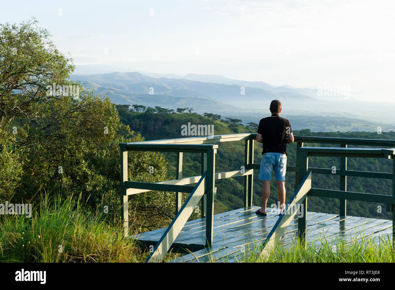 Tourist su un deck di visualizzazione sul cratere drive, Queen Elizabeth NP, Uganda Foto Stock