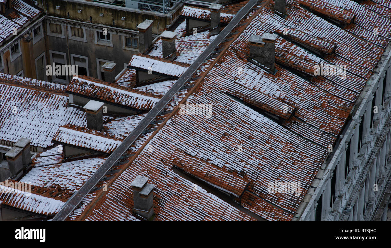 Coperta di neve tegole del tetto a Venezia, Italia Foto Stock