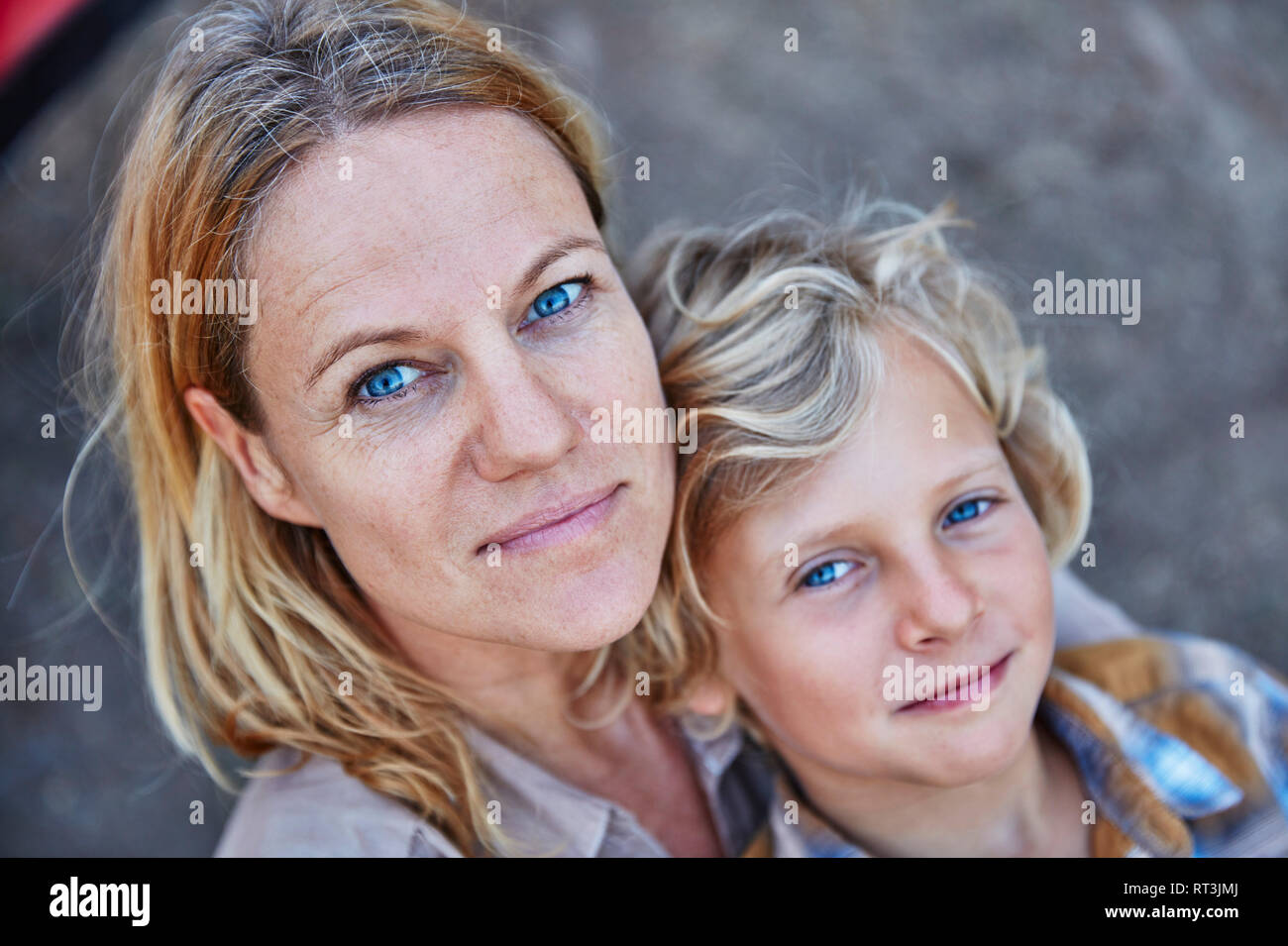 Ritratto di Madre sorridente con figlio all'aperto Foto Stock