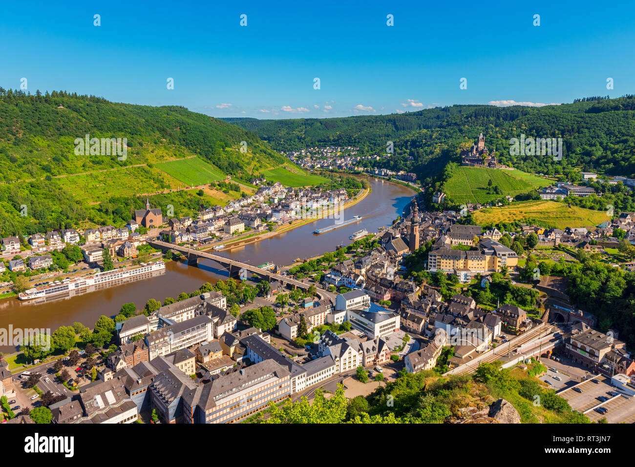 Angolo di alta vista su Cochem Germania e Mosella sulla giornata di primavera Foto Stock