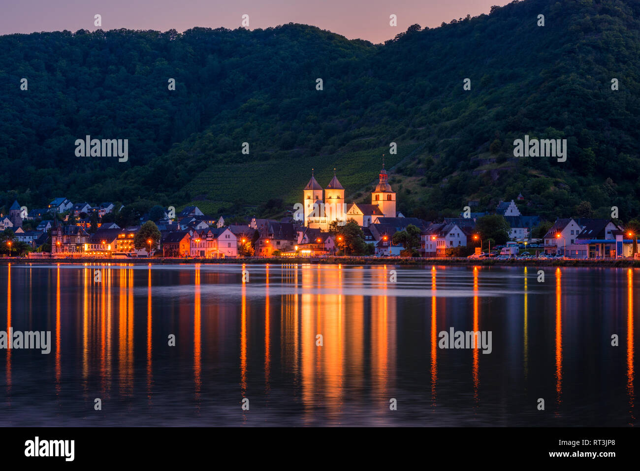 Villaggio di Treis-Karden in Renania Palatinato Germania al tramonto Foto Stock