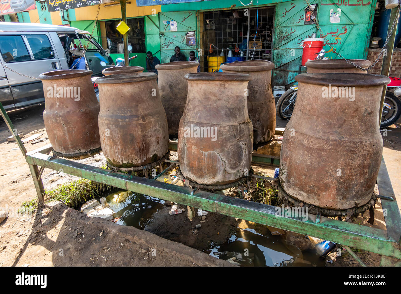 Il governo di Khartoum, Sudan, 6 Febbraio 2019: brocche di argilla riempita con acqua fresca per bere o rituale per il lavaggio e la pulizia prima della preghiera musulmana. Foto Stock