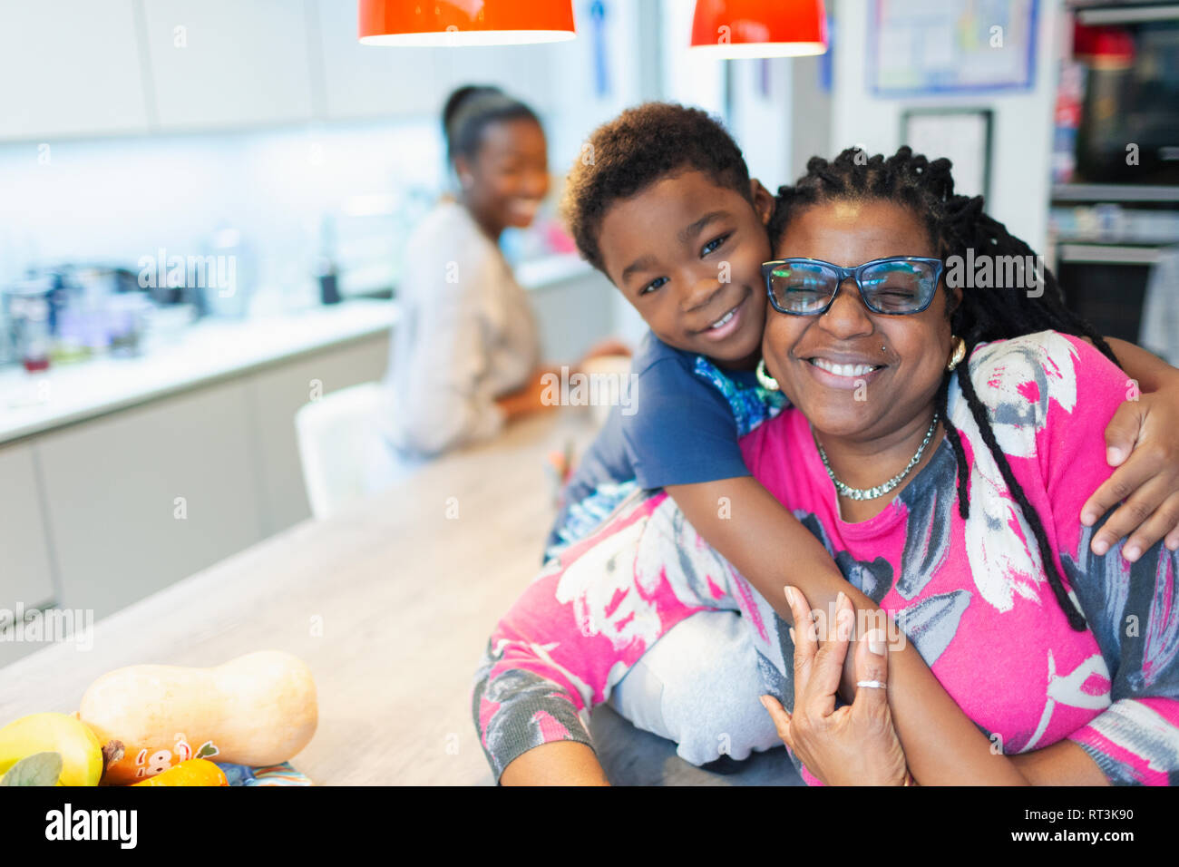 Ritratto affettuoso Nonna e nipote avvolgente Foto Stock