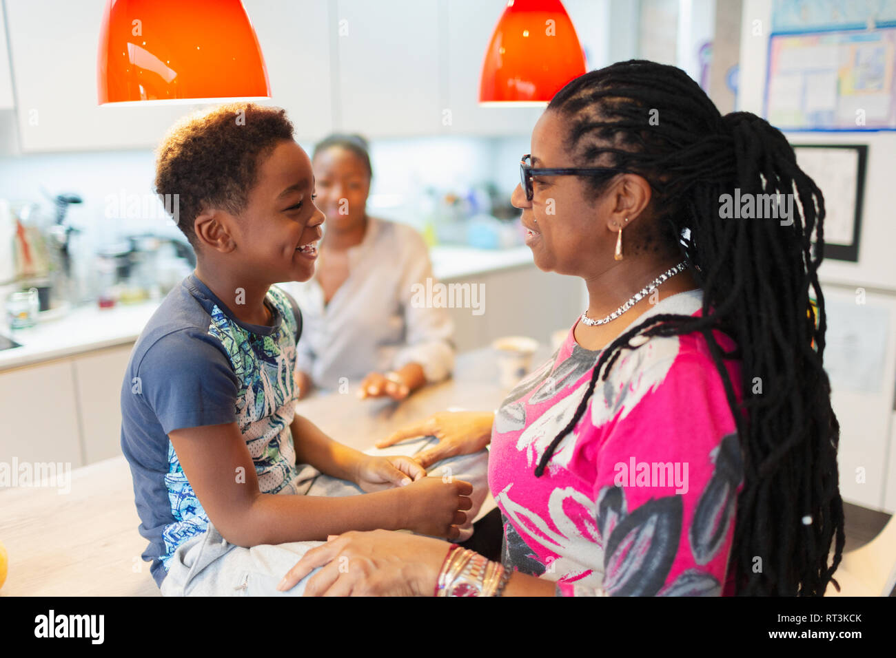Affettuosa Nonna e nipote in cucina Foto Stock