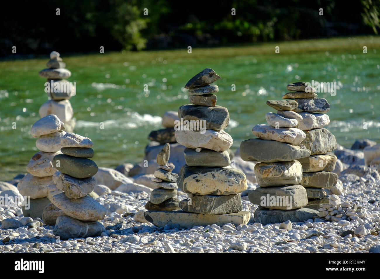 Slovenia Bovec, Soca river, Cairn su Riverside Foto Stock