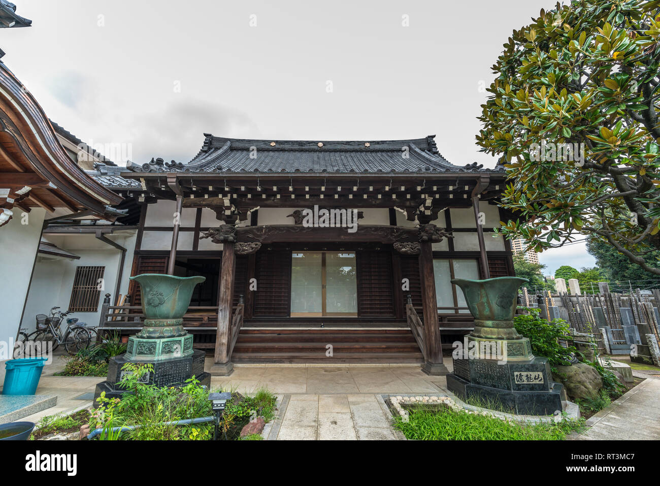 Yanaka, Tokyo, Giappone - 18 Agosto 2017 : sala principale del tempio Ryogonji. Fondata nel 1624 come Nichiren Setta buddista tempio, oggi Tendai Setta buddista Foto Stock