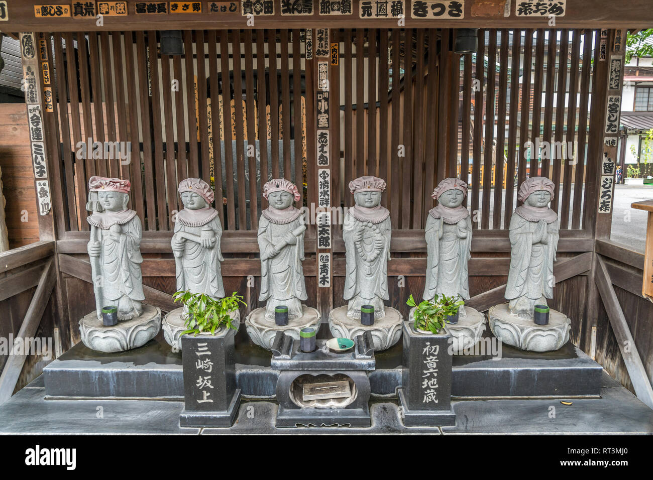 Taito Ward, Tokyo, Giappone - 18 agosto 2017: Hatsune Roku Jizo statue Kanchiin tempio, fondata nel 1611 dal sacerdote Shoyo Ryogaku dedicato a Dainichi Foto Stock