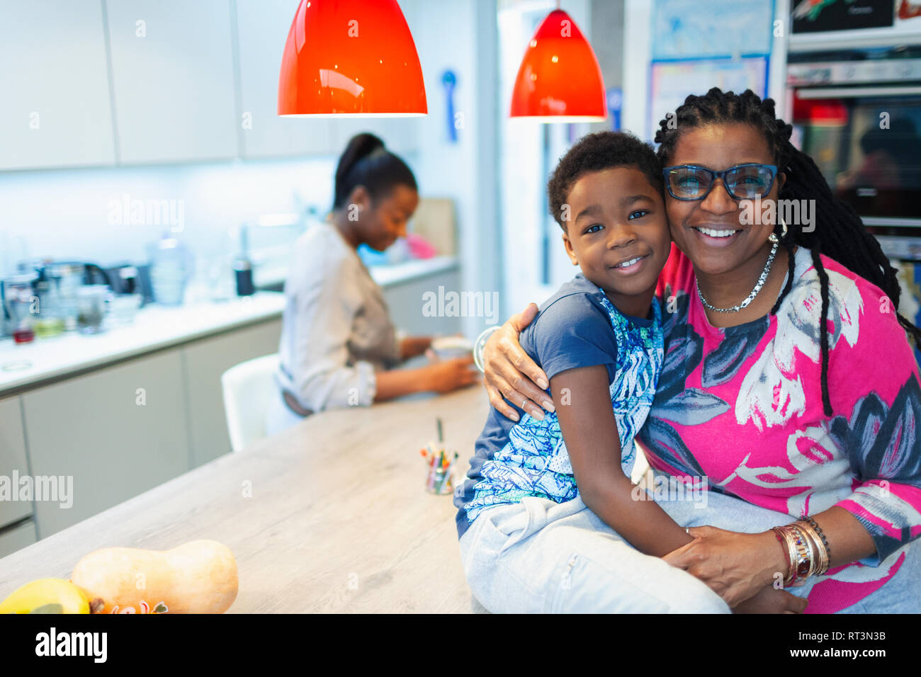 Ritratto affettuoso Nonna e nipote in cucina Foto Stock