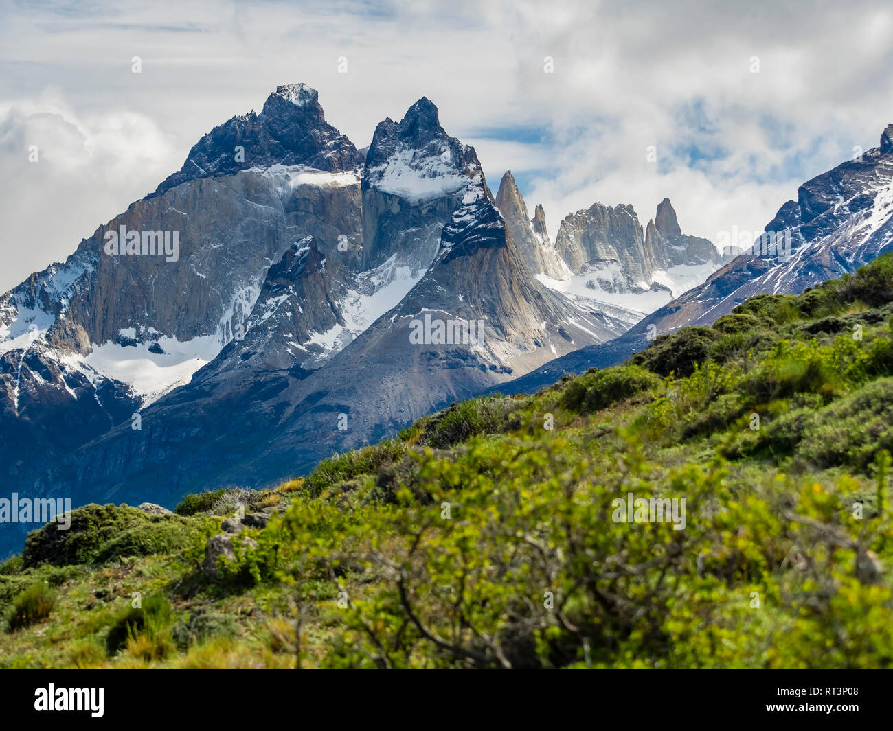 Il Cile, Patagonia, parco nazionale Torres del Paine, Cerro Paine Grande e  Torres del Paine Foto stock - Alamy
