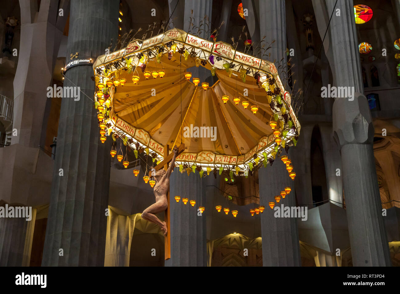 Crocifissione sospesa all'interno della Sagrada Familia a Barcellona Foto Stock