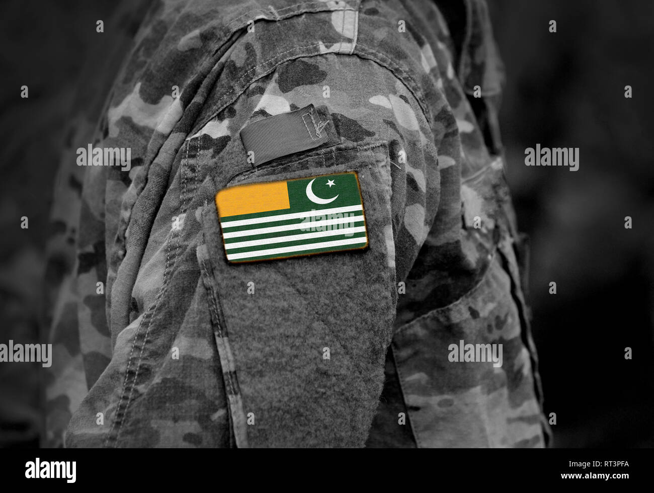 Bandiera di Azad Kashmir sul braccio di soldati. Bandiera di Azad Jammu e Kashmir in uniforme militare (collage). Foto Stock