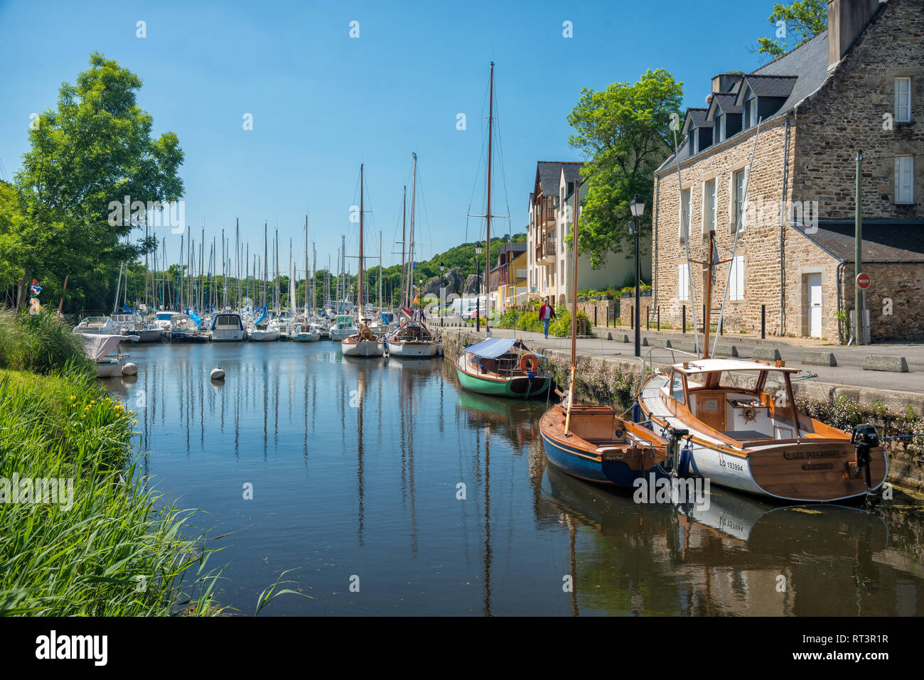 A La Roche-Bernard, Morbihan, in Bretagna, in Francia è un porto. Ci sono  la barca a vela e barche a motore in La Roche-Bernard harbor & cottages sul  lato della banchina Foto